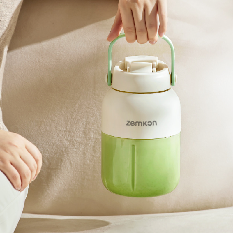 Mini juicer cup, extracts fresh juice, and gives you powerful ice crushing capabilities.