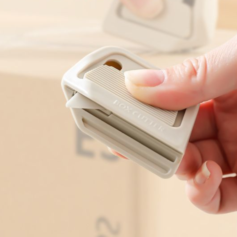 Magnetic portable box opener, plastic blades, automatic blade retraction, 5-pack