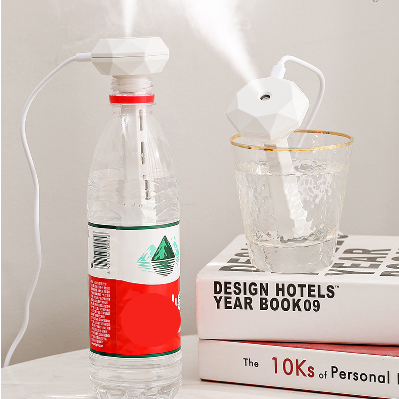 Aromatherapy humidifier, humidifier stick, creative car humidifier in a mineral water bottle.