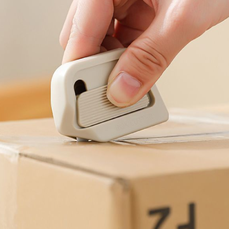 Magnetic portable box opener, plastic blades, automatic blade retraction, 5-pack