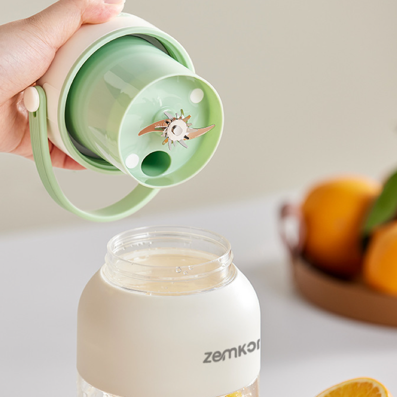 Mini juicer cup, extracts fresh juice, and gives you powerful ice crushing capabilities.