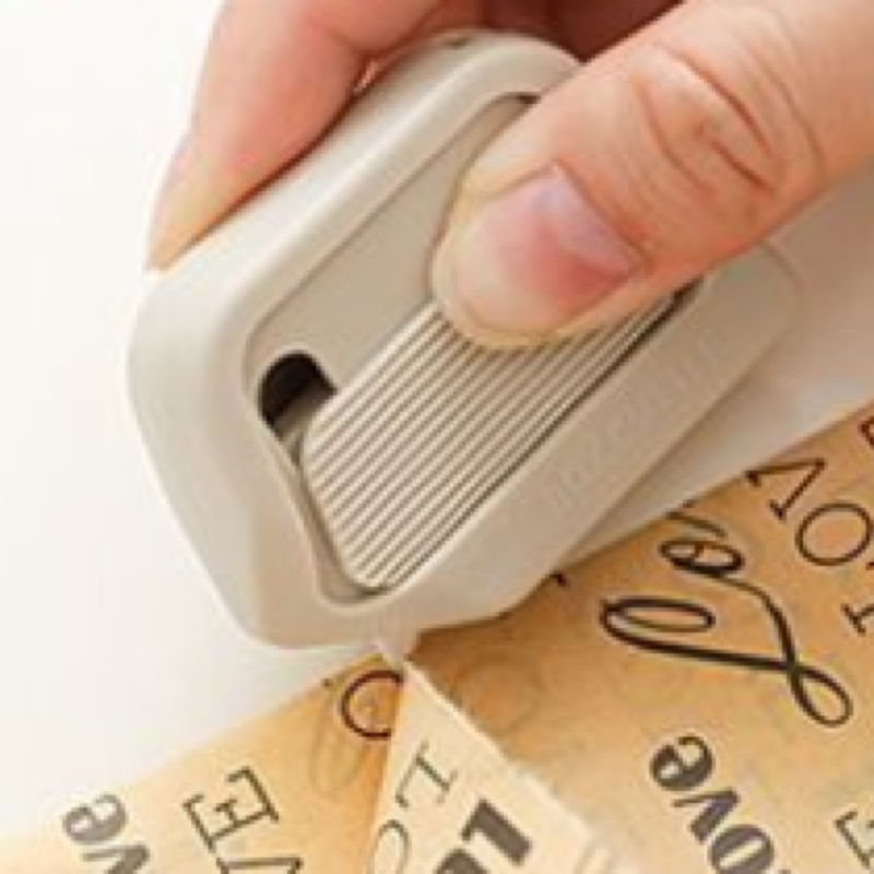 Magnetic portable box opener, plastic blades, automatic blade retraction, 5-pack